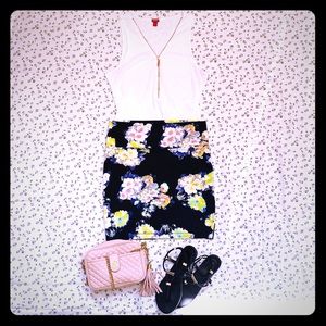 ❌ SOLD ❌ Floral skirt